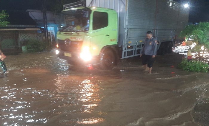 Kendaraan yang melintas di jalur Pantura Situbondo terendam banjir. (istimewa)
