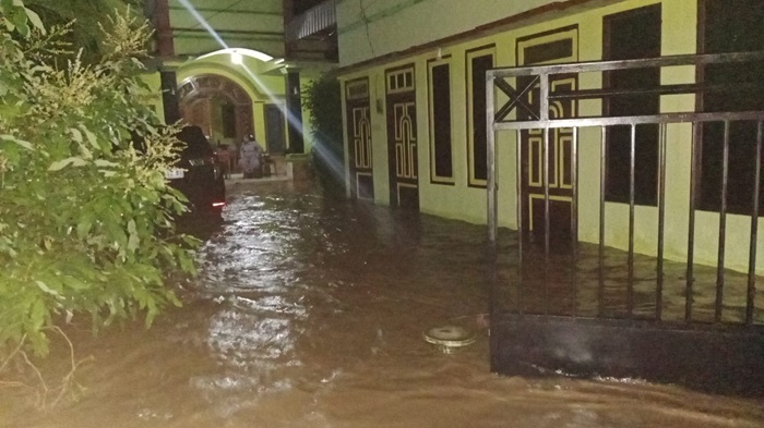 Banjir di Dusun Mera'an Timur dan Barat, Desa Sumber Pinang, Kecamatan Mlandingan, Kabupaten Situbondo, Senin (3/2/2025) malam.