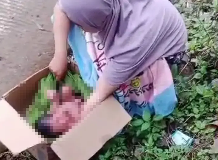 Warga menolong bayi yang ditemukan di kardus pinggir jalan.(Tangkapan layar video warga)