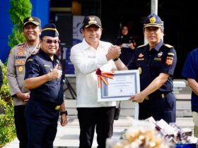 Pemberian penghargaan pengelolaan DBHCHT terbaik tahun 2024 di kantor Bea Cukai Sidoarjo.