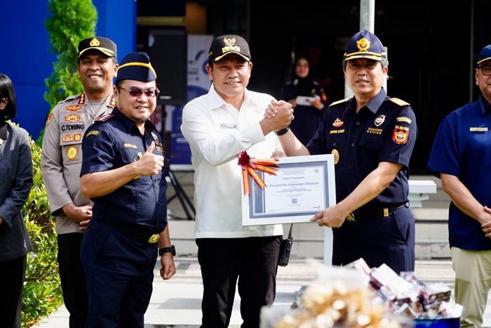 Pemberian penghargaan pengelolaan DBHCHT terbaik tahun 2024 di kantor Bea Cukai Sidoarjo.