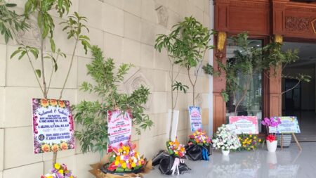 Berbagai jenis bibit pohon kini mulai dikirimkan ke kantor Pemkab Gresik sebagai pengganti papan bunga.(Istimewa)