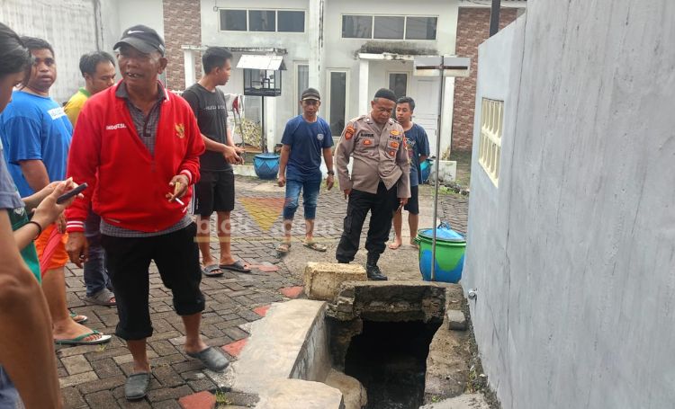Anggota Polsek Driyorejo mendatangi TKP korban terseret arus ke dalam gorong-gorong Perum Alana Hills, Driyorejo, Gresik.(blok-a.com/ivan)
