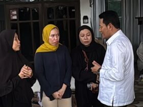 Plt Bupati Sidoarjo, Subandi saat mengunjungi rumah duka korban kecelakaan bus Dinas Brimob di Porong.