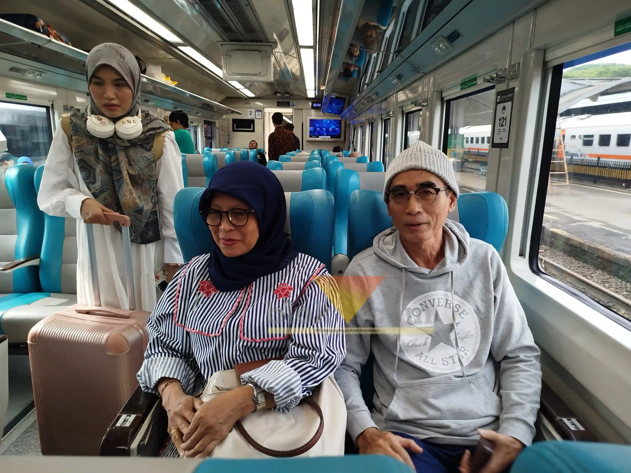 Yakti beserta sang suami saat merasakan perjalanan menggunakan KA Ijen Ekspres (blok-a.com / Yogga Ardiawan)