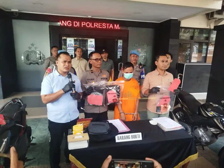 Polresta Malang Kota bersama jajaran Polsek Blimbing saat memberikan keterangan kasus pembobolan rumah (blok-a.com / Yogga Ardiawan)