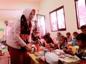 Wakil Ketua YKB Daerah Jawa Timur, Vitha Pasma Royce melaksanakan kegiatan pembagian makanan bergizi di TK Kemala Bhayangkari 45 Kalipang, Kabupaten Blitar. (blok-a.com/Fajar)