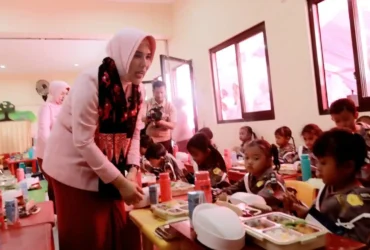 Wakil Ketua YKB Daerah Jawa Timur, Vitha Pasma Royce melaksanakan kegiatan pembagian makanan bergizi di TK Kemala Bhayangkari 45 Kalipang, Kabupaten Blitar. (blok-a.com/Fajar)
