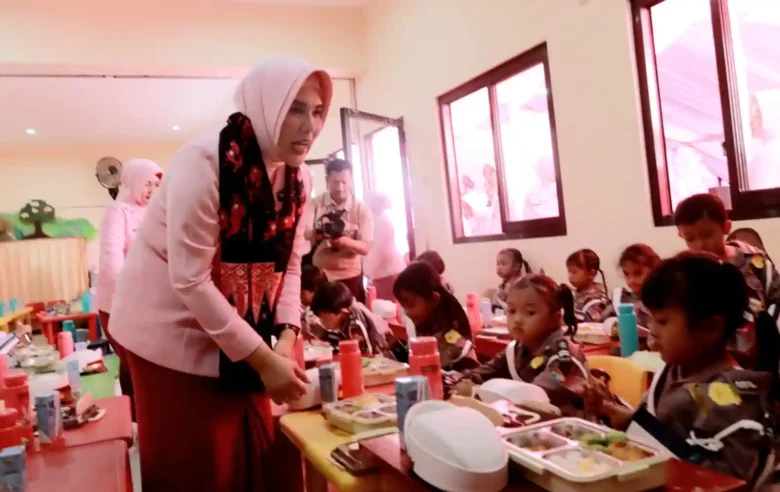 Wakil Ketua YKB Daerah Jawa Timur, Vitha Pasma Royce melaksanakan kegiatan pembagian makanan bergizi di TK Kemala Bhayangkari 45 Kalipang, Kabupaten Blitar. (blok-a.com/Fajar)