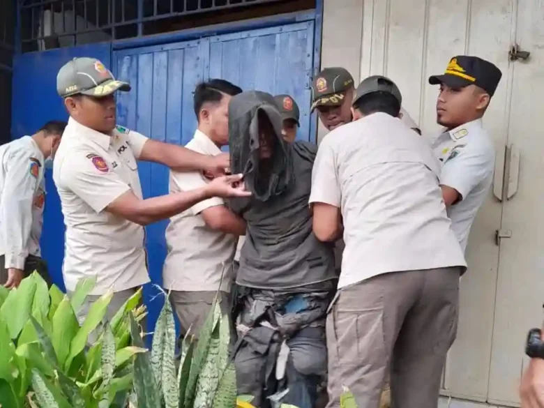 Evakuasi yang dilakukan Satpol PP Kota Malang terhadap ODGJ di kawasan Bandungrejosari (dok/SatpolPP)