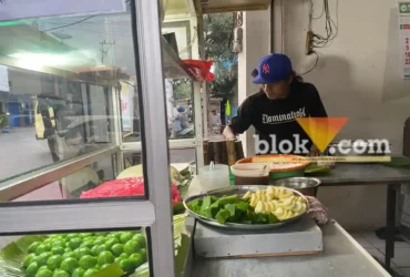 Pemilik Putu Pojok Legendaris 1960, Adit sedang membuat putu (Mahasiswa Magang Unitri, Akroman)