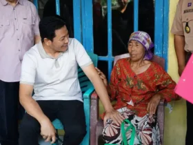 Teks foto : Plt Bupati Sidoarjo, Subandi tinjau korban kebakaran warga Sambungrejo, Kecamatan Sukodono.