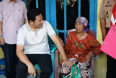 Teks foto : Plt Bupati Sidoarjo, Subandi tinjau korban kebakaran warga Sambungrejo, Kecamatan Sukodono.