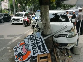 Laka Xenia Oleng Di Kawasan Suhat Kota Malang (dok/GakkumSatlantasPolrestaMakota)