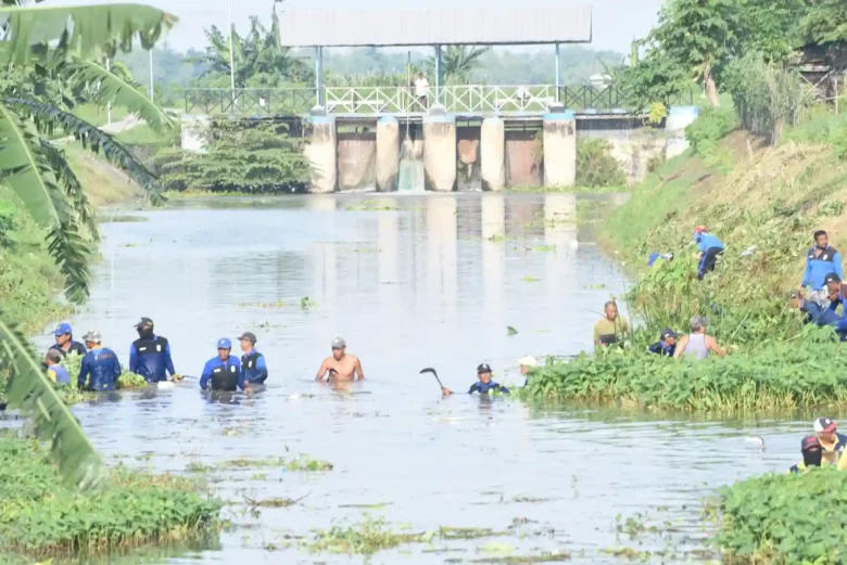 Teks foto : Kerja bakti bersih-bersih kali Avfour Kedungkampil dan Kanal Porong, Desa Kedungsumur, Kecamatan Krembung.