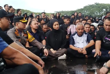Ketua DPRD Kota Malang, Amithya duduk bersama massa aksi penolakan Inpres terkait efisiensi anggaran, Selasa (18/2/2025) (blok-a/M Berril Labiq)