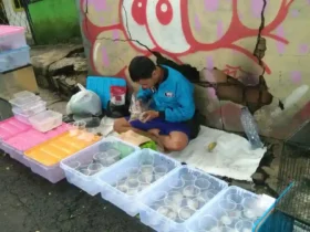 Saiful Rohman menjual hewan di Pasar Splendid Kota Malang (dok. Blok-a.com)