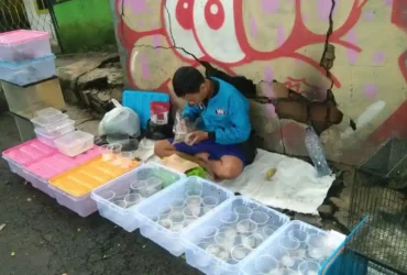 Saiful Rohman menjual hewan di Pasar Splendid Kota Malang (dok. Blok-a.com)