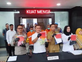 Dua pria di Kota Malang ini benar-benar keterlaluan. WSD (51) dan BM (35), tega melakukan pencabulan terhadap anak kandungnya masing-masing.