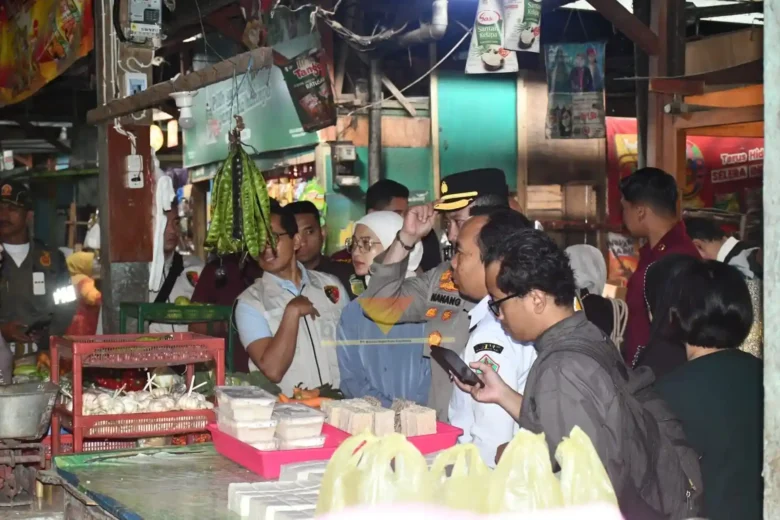 Wakil Wali Kota Malang, Ali Muthohirin bersama Forkopimda saat sidak di Pasar Madyopuro (blok-a.com / Yogga Ardiawan)