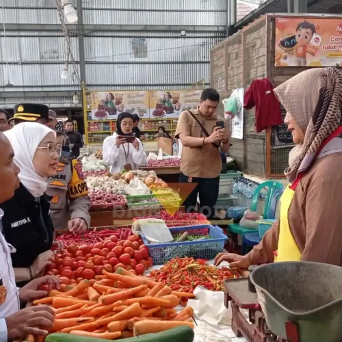 Wakil Wali Kota Malang, Ali Muthohirin bersama Forkopimda saat sidak di Pasar Madyopuro (blok-a.com / Yogga Ardiawan)