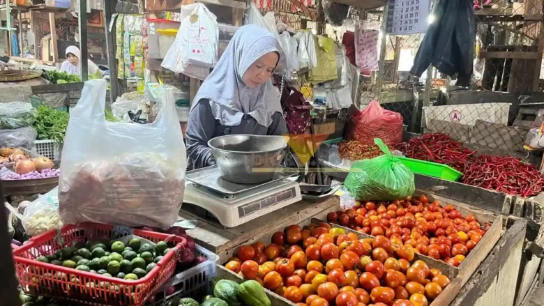 Umi Lutfia, Pedagang Di Pasar Blimbing (blok-a.com / Yogga Ardiawan)