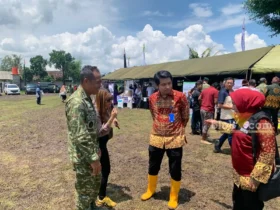 Plt Kepala DLH Kabupaten Malang, Ahmad Dzulfikar Nurrahman saat mengadiri panen raya Divif 2 Kostrad di Kecamatan Sumberpucung, Kabupaten Malang, Kamis (27/2/2025) (blok-a/Bob Bimantara Leander)