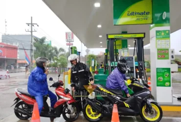 Deni dan kawannya, saat mengisi bahan bakar jenis BP di SPBU Jalan Soekarno-Hatta (blok-a.com / Yogga Ardiawan)