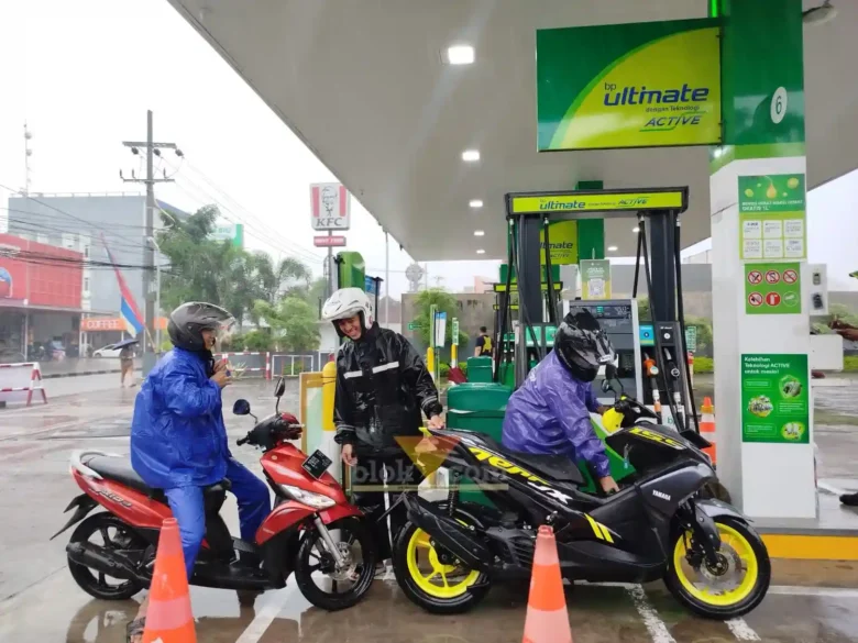 Deni dan kawannya, saat mengisi bahan bakar jenis BP di SPBU Jalan Soekarno-Hatta (blok-a.com / Yogga Ardiawan)
