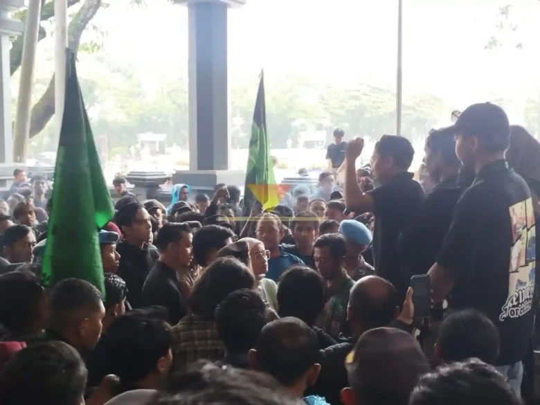 Ketua DPRD Kota Malang, Amithya Ratnanggani Sirraduhita saat menemui mahasiswa di depan Halaman Gedung DPRD Kota Malang (blok-a.com / Yogga Ardiawan)