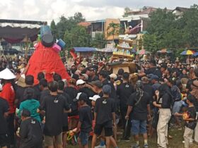 Teks foto : Arak-arakan tumpeng raksasa yang digotong beberapa pemuda Desa Cangkir, Kecamatan Driyorejo, Kabupaten Gresik.(blok-a.com/ivan)