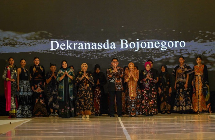 Dekranasda Bojonegoro dalam Etnura Fashion Etnik Festival di Dyandra Convention Hall Surabaya, Rabu (12/2/2025).