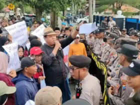 Demonstrasi di kantor Kejaksaan Negeri (Kejari) Sumenep, massa tuntut keadilan atas meninggalnya Nihayatus Saadah (Neneng) (foto: blok-a.com)