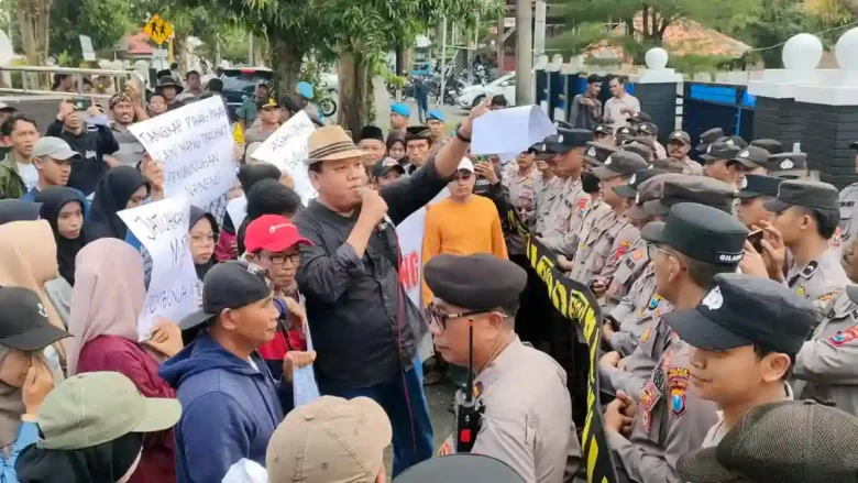 Demonstrasi di kantor Kejaksaan Negeri (Kejari) Sumenep, massa tuntut keadilan atas meninggalnya Nihayatus Saadah (Neneng) (foto: blok-a.com)