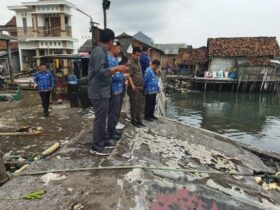 Komisi IV DPRD Banyuwangi inspeksi mendadak kondisi sungai yang tercemar di Kecamatan Muncar, Senin (17/2/2025). (Istimewa)