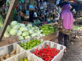 Pedagang di Pasar Blimbing, Selasa (26/2/2025) (dok. Mahasiswa Magang Unitri for blok-a) jelang ramadan harga cabai bahan pangan di Kota Malang