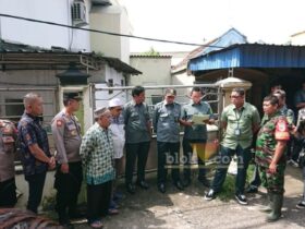 Petugas pelaksana eksekusi pagar tembok dan gudang masjid Al-Hikmah Sidoarjo.(blok-a.com/Syahrul Wijaya)