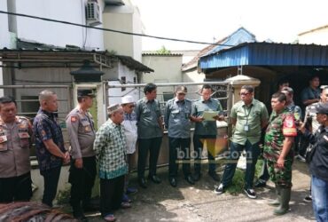 Petugas pelaksana eksekusi pagar tembok dan gudang masjid Al-Hikmah Sidoarjo.(blok-a.com/Syahrul Wijaya)