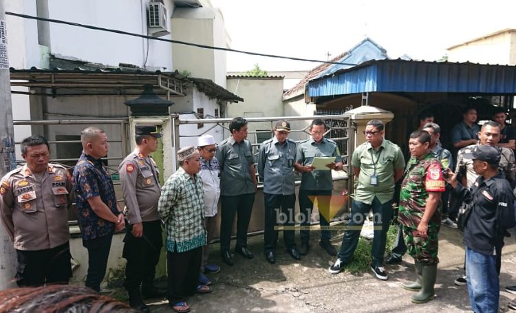 Petugas pelaksana eksekusi pagar tembok dan gudang masjid Al-Hikmah Sidoarjo.(blok-a.com/Syahrul Wijaya)