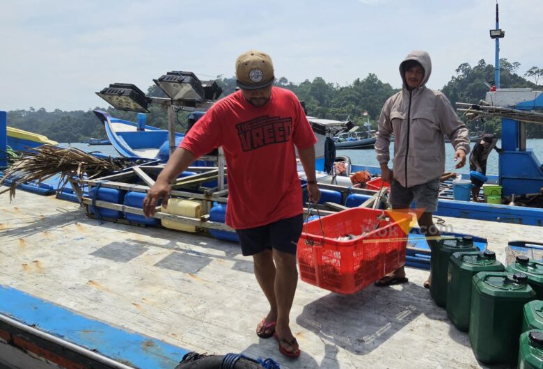 Nelayan Sendangbiru, Kecamatan Sumbermanjing Wetang, Kabupaten Malang mengambil hasil tangkapan (blok-a.com/ Putu Ayu Pratama S)