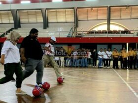 Ketua PWI Blitar Raya Irvan Ansori didampingi pejabat KONI, dan Dispora Kota Blitar membuka Futsal PWI Blitar Raya Championship 2025. (blok-a.com/Fajar)