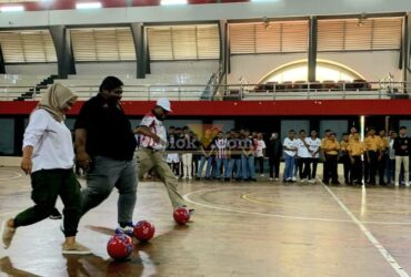 Ketua PWI Blitar Raya Irvan Ansori didampingi pejabat KONI, dan Dispora Kota Blitar membuka Futsal PWI Blitar Raya Championship 2025. (blok-a.com/Fajar)