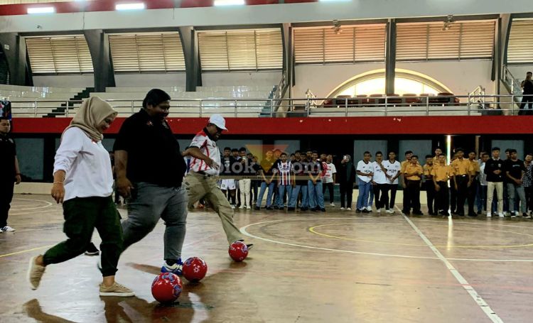 Ketua PWI Blitar Raya Irvan Ansori didampingi pejabat KONI, dan Dispora Kota Blitar membuka Futsal PWI Blitar Raya Championship 2025. (blok-a.com/Fajar)