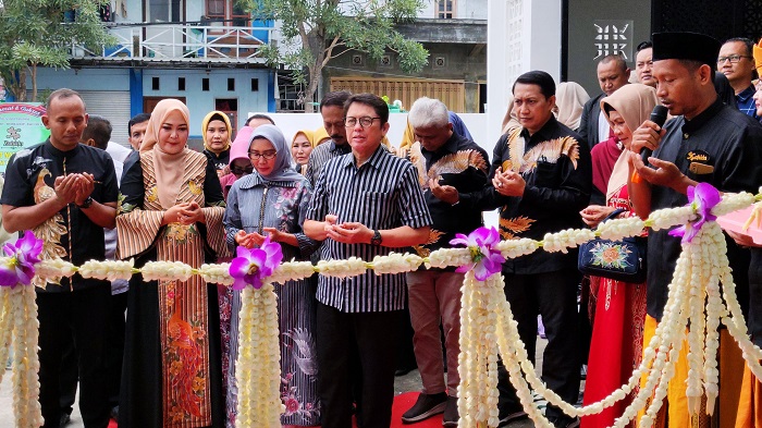 Pj Bupati Bojonegoro Adriyanto saat menghadiri peluncuran produk Zahida Painting di Kelurahan Ledokwetan, Kecamatan Bojonegoro, Minggu (2/2/2025).