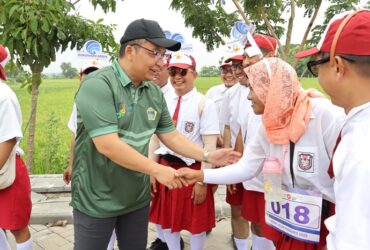 Wakil Bupati Gresik, Asluchul Alif, secara resmi melepas peserta Gerak Jalan Balongpanggang - Gresik.(Istimewa)
