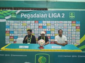 Pelatih Gresik United, Djajang Nurjaman (tengah) mengaku kecewa dengan hasil laga melawan Persibo, Jumat (21/2/2025).(Istimewa)