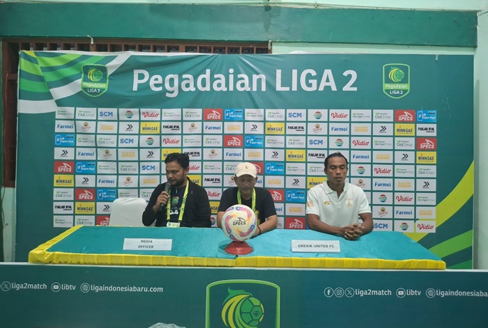 Pelatih Gresik United, Djajang Nurjaman (tengah) mengaku kecewa dengan hasil laga melawan Persibo, Jumat (21/2/2025).(Istimewa)