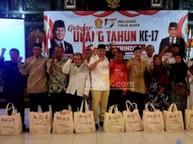 Pemberian santunan kepada puluhan lansia dalam acara HUT Partai Gerindra ke 17. (blok-a.com/Fajar)