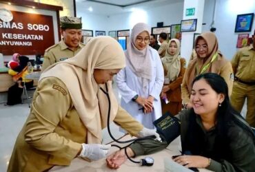 Bupati Banyuwangi Ipuk Fiestiandani, saat meninjau pemeriksaan kesehatan gratis hari pertama di Puskesmas Sobo, Banyuwangi, Senin (10/2/2025).(dok humas Pemkab)