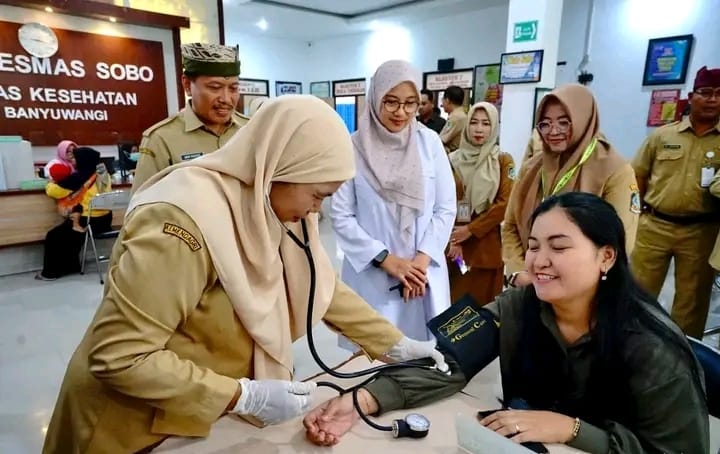 Bupati Banyuwangi Ipuk Fiestiandani, saat meninjau pemeriksaan kesehatan gratis hari pertama di Puskesmas Sobo, Banyuwangi, Senin (10/2/2025).(dok humas Pemkab)